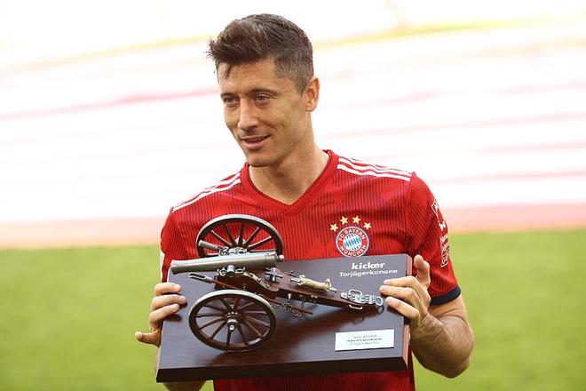 足坛一夜综述！巴萨3-2皇马，曼联1-2出局，国米丢分，拜仁8-1